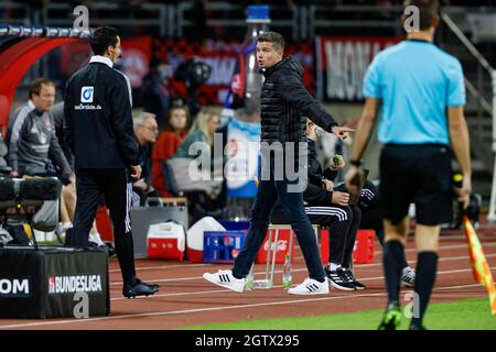 Nuremberg, Germany. 02nd Oct, 2021. Football: 2. Bundesliga, 1. FC Nürnberg - Hannover 96, Matchday 9, Max-Morlock-Stadion Nuremberg coach Robert Klauß (r) discusses with the 4th official referee on the sidelines. Credit: Löb Daniel/dpa - IMPORTANT NOTE: In accordance with the regulations of the DFL Deutsche Fußball Liga and/or the DFB Deutscher Fußball-Bund, it is prohibited to use or have used photographs taken in the stadium and/or of the match in the form of sequence pictures and/or video-like photo series./dpa/Alamy Live News Stock Photo