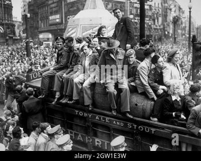 People celebrating the end of WW2 Stock Photo - Alamy