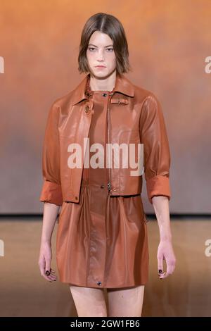 Paris, Frankreich. 02nd Oct, 2021. HERMES SS22 runway during Paris Fashion Week - Paris, France. 02/10/2021 Credit: dpa/Alamy Live News Stock Photo