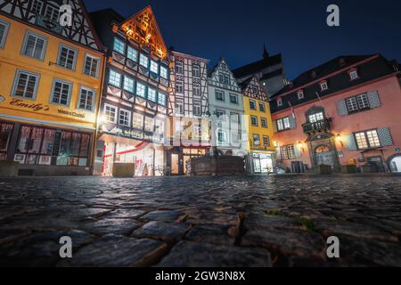 Market Square (Marktplatz), St Martin Fountain (Martinsbrunnen) and Cochem Town Hall (Rathaus) at night - Cochem, Rhineland-Palatinate, Germany Stock Photo