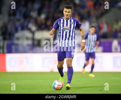 Aue, Germany. 01st Oct, 2021. Football: 2. Bundesliga, FC Erzgebirge Aue - Hamburger SV, Matchday 9, Erzgebirgsstadion. Aue's Antonio Jonjic plays the ball. Credit: Robert Michael/dpa-Zentralbild/dpa - IMPORTANT NOTE: In accordance with the regulations of the DFL Deutsche Fußball Liga and/or the DFB Deutscher Fußball-Bund, it is prohibited to use or have used photographs taken in the stadium and/or of the match in the form of sequence pictures and/or video-like photo series./dpa/Alamy Live News
