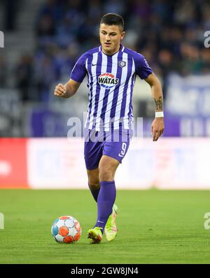 Aue, Germany. 01st Oct, 2021. Football: 2. Bundesliga, FC Erzgebirge Aue - Hamburger SV, Matchday 9, Erzgebirgsstadion. Aue's Antonio Jonjic plays the ball. Credit: Robert Michael/dpa-Zentralbild/dpa - IMPORTANT NOTE: In accordance with the regulations of the DFL Deutsche Fußball Liga and/or the DFB Deutscher Fußball-Bund, it is prohibited to use or have used photographs taken in the stadium and/or of the match in the form of sequence pictures and/or video-like photo series./dpa/Alamy Live News
