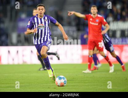Aue, Germany. 01st Oct, 2021. Football: 2. Bundesliga, FC Erzgebirge Aue - Hamburger SV, Matchday 9, Erzgebirgsstadion. Aue's John-Patrick Strauß plays the ball. Credit: Robert Michael/dpa-Zentralbild/dpa - IMPORTANT NOTE: In accordance with the regulations of the DFL Deutsche Fußball Liga and/or the DFB Deutscher Fußball-Bund, it is prohibited to use or have used photographs taken in the stadium and/or of the match in the form of sequence pictures and/or video-like photo series./dpa/Alamy Live News