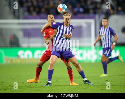 Aue, Germany. 01st Oct, 2021. Football: 2. Bundesliga, FC Erzgebirge Aue - Hamburger SV, Matchday 9, Erzgebirgsstadion. Aue's Ben Zolinski (r) against Hamburg's Jan Gyamerah. Credit: Robert Michael/dpa-Zentralbild/dpa - IMPORTANT NOTE: In accordance with the regulations of the DFL Deutsche Fußball Liga and/or the DFB Deutscher Fußball-Bund, it is prohibited to use or have used photographs taken in the stadium and/or of the match in the form of sequence pictures and/or video-like photo series./dpa/Alamy Live News