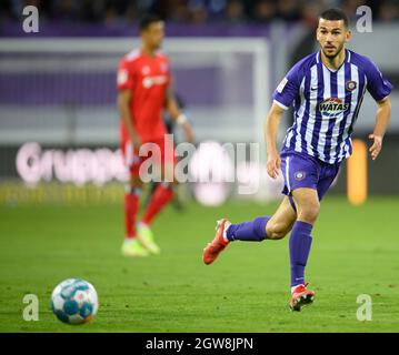Aue, Germany. 01st Oct, 2021. Football: 2. Bundesliga, FC Erzgebirge Aue - Hamburger SV, Matchday 9, Erzgebirgsstadion. Aue's Soufiane Messeguem plays the ball. Credit: Robert Michael/dpa-Zentralbild/dpa - IMPORTANT NOTE: In accordance with the regulations of the DFL Deutsche Fußball Liga and/or the DFB Deutscher Fußball-Bund, it is prohibited to use or have used photographs taken in the stadium and/or of the match in the form of sequence pictures and/or video-like photo series./dpa/Alamy Live News