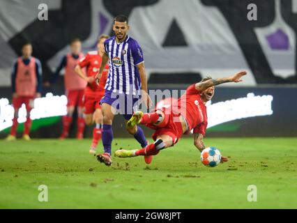 Aue, Germany. 01st Oct, 2021. Football: 2nd Bundesliga, FC Erzgebirge Aue - Hamburger SV, Matchday 9, Erzgebirgsstadion. Aue's Soufiane Messeguem (l) against Hamburg's Sonny Kittel. Credit: Robert Michael/dpa-Zentralbild/dpa - IMPORTANT NOTE: In accordance with the regulations of the DFL Deutsche Fußball Liga and/or the DFB Deutscher Fußball-Bund, it is prohibited to use or have used photographs taken in the stadium and/or of the match in the form of sequence pictures and/or video-like photo series./dpa/Alamy Live News