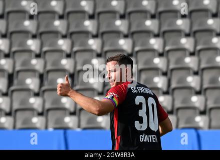 Berlin, Germany. 02nd Oct, 2021. Football: Bundesliga, Hertha BSC - SC Freiburg, Matchday 7 at the Olympiastadion. Freiburg's Christian Günter gives the thumbs up. Credit: Soeren Stache/dpa-Zentralbild/dpa - IMPORTANT NOTE: In accordance with the regulations of the DFL Deutsche Fußball Liga and/or the DFB Deutscher Fußball-Bund, it is prohibited to use or have used photographs taken in the stadium and/or of the match in the form of sequence pictures and/or video-like photo series./dpa/Alamy Live News Stock Photo