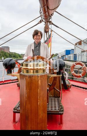 Die Innenministerin Sabine Sütterlin-Waack an Bord der Bark Thor Heyerdahl, Sie hat das Steuerruder fest in der Hand Stock Photo