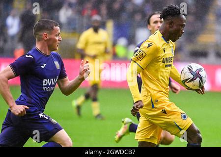 Club's Kamal Sowah and Anderlecht's Sergio Gomez fight for the ball during  a soccer match between RSC Anderlecht and Club Brugge KV, Sunday 03 October  Stock Photo - Alamy