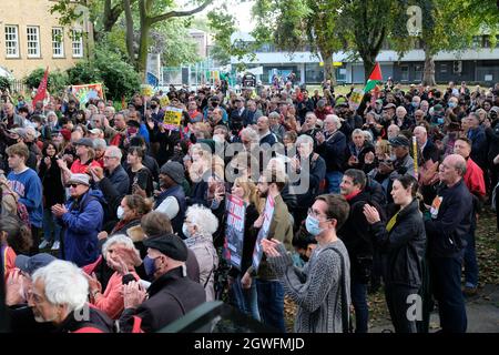 Cable Street, London, UK. 3rd Oct, 2021. People remember The Battle of Cable Street in 1936. Credit: Matthew Chattle/Alamy Live News Stock Photo