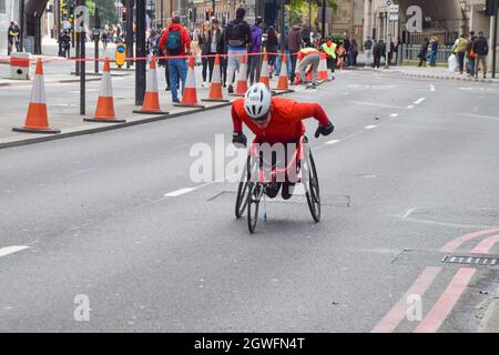London, United Kingdom. 3rd October 2021. A wheelchair athlete passes through City of London during the 2021 London Marathon. Credit: Vuk Valcic / Alamy Live News