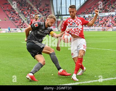 Mainz, Germany. 03rd Oct, 2021. Football: Bundesliga, FSV Mainz 05 - 1. FC Union Berlin, Matchday 7, Mewa Arena. Mainz's Marcus Ingvartsen (r) plays against Berlin's Marvin Friedrich. Credit: Torsten Silz/dpa - IMPORTANT NOTE: In accordance with the regulations of the DFL Deutsche Fußball Liga and/or the DFB Deutscher Fußball-Bund, it is prohibited to use or have used photographs taken in the stadium and/or of the match in the form of sequence pictures and/or video-like photo series./dpa/Alamy Live News Stock Photo