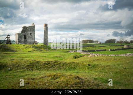 The Cornish engine house, circular chimney, pit-head gear and powder house at Magpie Mine, Sheldon, a preserved lead mine in the Peak District Nationa Stock Photo