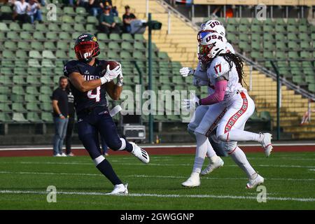 03 October 2021, Berlin: American Football: All Star Game, European League  of Football - Team USA: Cheering