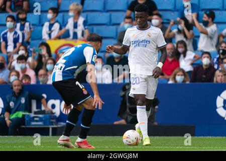 SPAIN, SOCCER, LA LIGA SANTANDER, RCDE VS REAL MADRID CF.  RCD Espanyol player (12) Óscar Gil vies with (20) Vinicius Jr. during La Liga Santander match between RCD Espanyol and Real Madrid CF in RCDE Stadium, Cornellà, Spain, on October 3, 2021.  © Joan Gosa 2021. Credit: Joan Gosa Badia/Alamy Live News Stock Photo