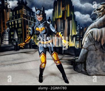 GEEK ART - Bodypainting and Transformaking: Batgirl comic photoshooting with Janina in a sprayed comic setting by Enrico Lein at Studio Düsterwald in Hameln on September 27, 2021  - A project by the photographer Tschiponnique Skupin and the bodypainter Enrico Lein