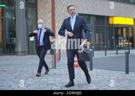 Berlin, Germany. 03rd Oct, 2021. Christian Lindner, party leader of the FDP, arrives at the EUREF Campus for exploratory talks between the CDU and FDP. Credit: Michael Kappeler/dpa/Alamy Live News Stock Photo