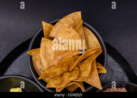 https://l450v.alamy.com/450v/2gwjdjy/bowl-of-tortilla-chips-on-a-traditional-mexican-comal-2gwjdjy.jpg