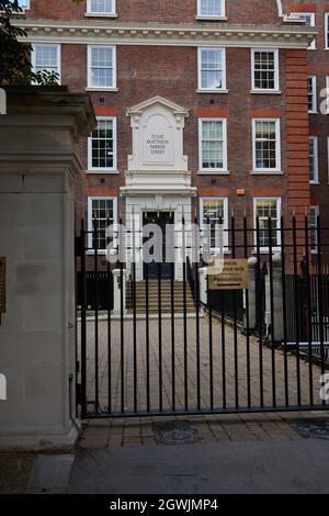 conservative style architecture office building windows Stock Photo - Alamy