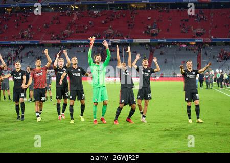 Munich, Germany. 01st Oct, 2021. Team Frankfurt celebration with fans, Kevin TRAPP, FRA 1, Filip KOSTIC, FRA 10 Martin HINTEREGGER, FRA 13 Stefan ILSANKER, FRA 3 Jesper Lindström, Lindstroem FRA 29 Timothy CHANDLER, FRA 22  in the match FC BAYERN MUENCHEN - EINTRACHT FRANKFURT 1.German Football League on October 03, 2021 in Munich, Germany. Season 2021/2022, matchday 7, 1.Bundesliga, FCB, München, 7.Spieltag. © Peter Schatz / Alamy Live News    - DFL REGULATIONS PROHIBIT ANY USE OF PHOTOGRAPHS as IMAGE SEQUENCES and/or QUASI-VIDEO - Credit: Peter Schatz/Alamy Live News Stock Photo