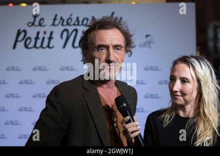 Jean Paul Rouve, French actor and Audrey Lamy, french actress, at the photocall of the first screening of the new movie Le Tresor du Petit Nicolas (Little Nicholas' treasure) held at the Grand Rex theatre. Paris, France, on October 3, 2021. Photo by DanielDerajinski/ABACAPRESS.COMat the photocall of the first screening of the new movie Le Tresor du Petit Nicolas (Little Nicholas' treasure) held at the Grand Rex theatre. Paris, France, on October 3, 2021. Photo by DanielDerajinski/ABACAPRESS.COM Stock Photo