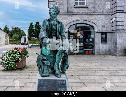 The statue of Oliver Goldsmith, (1728-1774), by Eamonn O’Doherty, in Ballymahon, County Longford. Goldsmith was an Irish novelist, playwright and poet Stock Photo