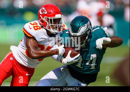 Philadelphia, Pennsylvania, USA. 3rd Oct, 2021. Philadelphia Eagles running back Kenneth Gainwell (14) in action against Kansas City Chiefs cornerback L'Jarius Sneed (38) during the NFL game between the Kansas City Chiefs and the Philadelphia Eagles at Lincoln Financial Field in Philadelphia, Pennsylvania. Christopher Szagola/CSM/Alamy Live News Stock Photo