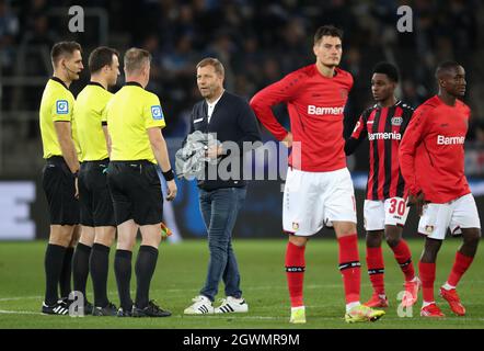 03 October 2021, North Rhine-Westphalia, Bielefeld: Football: Bundesliga, Arminia Bielefeld - Bayer Leverkusen, Matchday 7 at the SchücoArena. Bielefeld's coach Frank Kramer (4th from left) discusses with assistant referee Rafael Foltyn (l-r), referee Felix Zwayer and assistant referee Marco Achmüller. Next to them Leverkusen's Patrik Schick (3rd from right), Jeremie Frimpong and Moussa Diaby. Photo: Friso Gentsch/dpa - IMPORTANT NOTE: In accordance with the regulations of the DFL Deutsche Fußball Liga and/or the DFB Deutscher Fußball-Bund, it is prohibited to use or have used photographs take Stock Photo