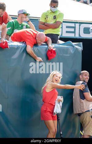 Philadelphia, Pennsylvania, USA. 3rd Oct, 2021. GRACELYN 'GRACIE'' HUNT, Miss Kansas USA, 2021, takes a selfie with Kansas City fans before an NFL football game between the Philadelphia Eagles and the Kansas City Chiefs at Lincoln Financial Field in Philadelphia, Pennsylvania. HUNT is the daughter of Chiefs part owner and CEO Clark Knobel Hunt. The Chiefs won 42-30. (Credit Image: © Jim Z. Rider/ZUMA Press Wire) Stock Photo