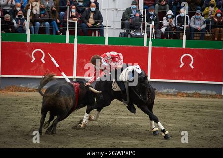 Larraga, Spain. 03rd Oct, 2021. Pablo Hermoso de Mendoza, fights a bull from the back of his horse, in the bullring of Larraga. Credit: SOPA Images Limited/Alamy Live News Stock Photo