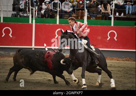 Larraga, Spain. 03rd Oct, 2021. Pablo Hermoso de Mendoza, fights a bull from the back of his horse, in the bullring of Larraga. Credit: SOPA Images Limited/Alamy Live News Stock Photo