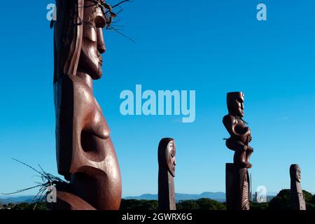 Carved, Maori figures at 'Atea a Rangi' star compass, Waitangi Regional Park, Awatoto, Clive, Hawkes Bay, North Island, New Zealand Stock Photo