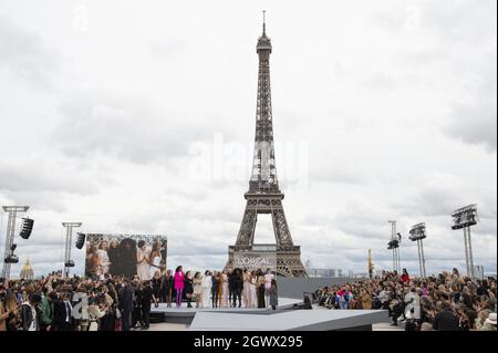 Katherine Langford walks the runway during the L'Oreal Womenswear  Spring/Summer 2023 show as part of Paris Fashion Week in Paris, France on  October 02, 2022. Photo by Aurore Marechal/ABACAPRESS.COM Stock Photo 