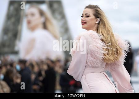 Amber Heard walks the runway during the L'Oreal show as part of Paris Fashion Week Womenswear Spring/Summer 2022 in Paris, France on October 03, 2021. Photo by Aurore Marechal/ABACAPRESS.COM Stock Photo