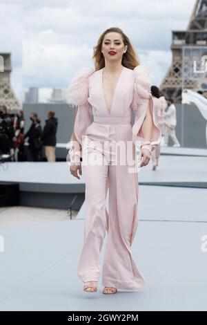 Amber Heard walks the runway during the L'Oreal show as part of Paris Fashion Week Womenswear Spring/Summer 2022 in Paris, France on October 03, 2021. Photo by Aurore Marechal/ABACAPRESS.COM Stock Photo