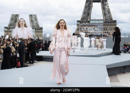 Amber Heard walks the runway during the L'Oreal show as part of Paris Fashion Week Womenswear Spring/Summer 2022 in Paris, France on October 03, 2021. Photo by Aurore Marechal/ABACAPRESS.COM Stock Photo