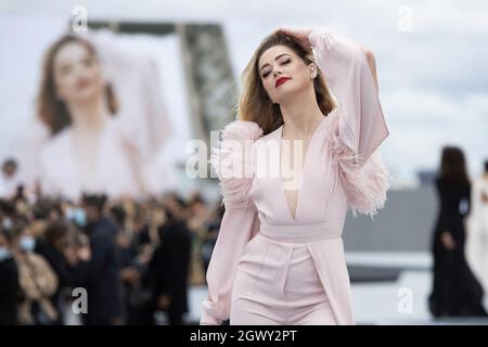 Amber Heard walks the runway during the L'Oreal show as part of Paris Fashion Week Womenswear Spring/Summer 2022 in Paris, France on October 03, 2021. Photo by Aurore Marechal/ABACAPRESS.COM Stock Photo