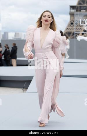 Amber Heard walks the runway during the L'Oreal show as part of Paris Fashion Week Womenswear Spring/Summer 2022 in Paris, France on October 03, 2021. Photo by Aurore Marechal/ABACAPRESS.COM Stock Photo