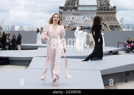 Amber Heard walks the runway during the L'Oreal show as part of Paris Fashion Week Womenswear Spring/Summer 2022 in Paris, France on October 03, 2021. Photo by Aurore Marechal/ABACAPRESS.COM Stock Photo