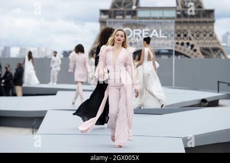 Amber Heard walks the runway during the L'Oreal show as part of Paris Fashion Week Womenswear Spring/Summer 2022 in Paris, France on October 03, 2021. Photo by Aurore Marechal/ABACAPRESS.COM Stock Photo