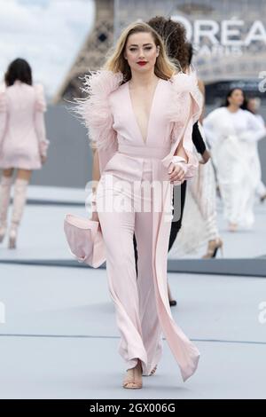 Amber Heard walks the runway during the L'Oreal show as part of Paris Fashion Week Womenswear Spring/Summer 2022 in Paris, France on October 03, 2021. Photo by Aurore Marechal/ABACAPRESS.COM Stock Photo