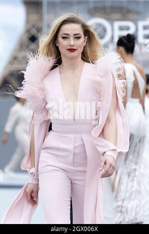 Amber Heard walks the runway during the L'Oreal show as part of Paris Fashion Week Womenswear Spring/Summer 2022 in Paris, France on October 03, 2021. Photo by Aurore Marechal/ABACAPRESS.COM Stock Photo