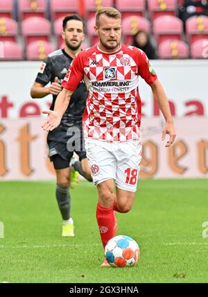 Mainz, Germany. 03rd Oct, 2021. Football: Bundesliga, FSV Mainz 05 - 1. FC Union Berlin, Matchday 7, Mewa Arena The Mainz player Daniel Brosinski Credit: Torsten Silz/dpa - IMPORTANT NOTE: In accordance with the regulations of the DFL Deutsche Fußball Liga and/or the DFB Deutscher Fußball-Bund, it is prohibited to use or have used photographs taken in the stadium and/or of the match in the form of sequence pictures and/or video-like photo series./dpa/Alamy Live News Stock Photo