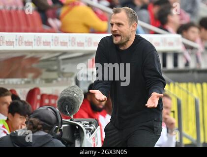 Mainz, Germany. 03rd Oct, 2021. Football: Bundesliga, FSV Mainz 05 - 1. FC Union Berlin, Matchday 7, Mewa Arena The Mainz coach Bo Svensson Credit: Torsten Silz/dpa - IMPORTANT NOTE: In accordance with the regulations of the DFL Deutsche Fußball Liga and/or the DFB Deutscher Fußball-Bund, it is prohibited to use or have used photographs taken in the stadium and/or of the match in the form of sequence pictures and/or video-like photo series./dpa/Alamy Live News Stock Photo