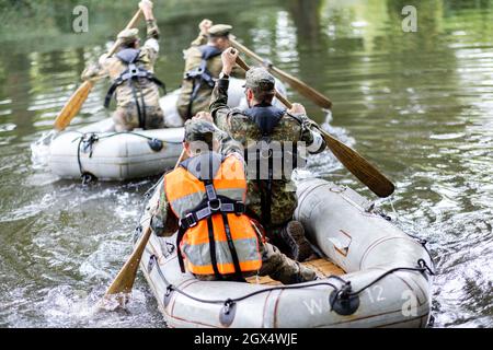 02 October 2021, North Rhine-Westphalia, Mönchengladbach: Bundeswehr soldiers ride inflatable boats at the 'Day of Encounter with the Bundeswehr' and 37th International Mönchengladbach Military Competition. Photo: Marcel Kusch/dpa Stock Photo