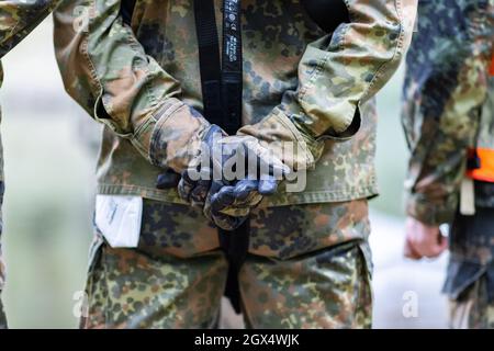 02 October 2021, North Rhine-Westphalia, Mönchengladbach: Bundeswehr soldiers stand together with folded hands at the 'Day of Encounter with the Bundeswehr' and 37th International Mönchengladbach Military Competition. Photo: Marcel Kusch/dpa Stock Photo