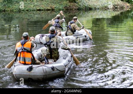 02 October 2021, North Rhine-Westphalia, Mönchengladbach: Bundeswehr soldiers ride inflatable boats at the 'Day of Encounter with the Bundeswehr' and 37th International Mönchengladbach Military Competition. Photo: Marcel Kusch/dpa Stock Photo