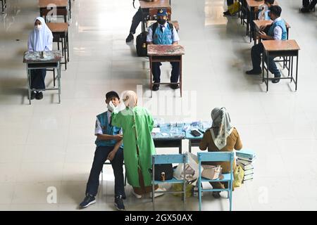 Makassar, Indonesia. 4th Oct, 2021. A medical worker takes a swab sample from a student for nucleic acid test in Makassar, South Sulawesi, Indonesia, Oct. 4, 2021. The number of COVID-19 cases in Indonesia rose by 922 in the past 24 hours to 4,220,206, with the death toll adding by 88 to 142,261, the Health Ministry reported on Monday. Credit: Niaz Sharief/Xinhua/Alamy Live News Stock Photo