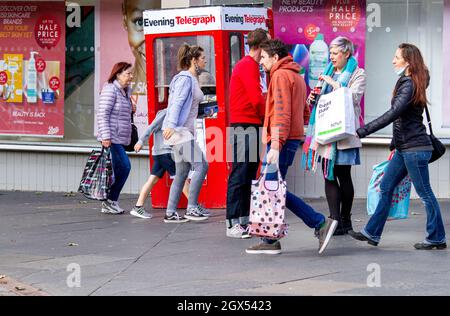 Dundee, Tayside, Scotland, UK. 4th Oct, 2021. UK Weather: A dry breezy day with sunny spells and variable cloud across North East Scotland, temperatures reaching 14°C. The Autumn sunshine has brought Monday morning shoppers out to spend the day October sales shopping in Dundee city centre. Credit: Dundee Photographics/Alamy Live News