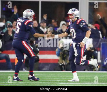 Foxborough, USA. 03rd Oct, 2021. New England Patriots quarterback Mac Jones (10), right, celebrates with quarterback Brian Hoyer (5) after a second quarter touchdown by tight end Hunter Henry (85) against the Tampa Bay Buccaneers on Sunday, Oct. 3, 2021 in Foxborough, Massachusetts. (Photo by Dirk Shadd/Tampa Bay Times/TNS/Sipa USA) Credit: Sipa USA/Alamy Live News Stock Photo